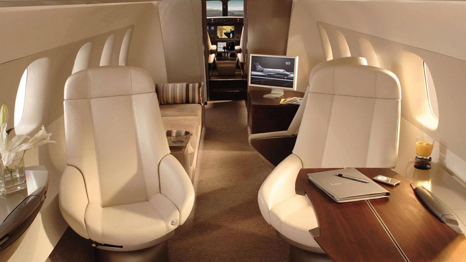 Living The High Life In The UAE: Exclusive Luxuries Of Private Jet Travel In The UAE